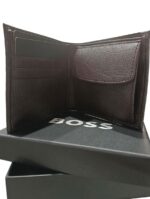Portafoglio in similpelle martellata con finiture a righe tipiche del marchio Hugo Boss - immagine 2