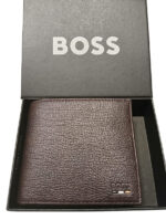 Portafoglio in similpelle martellata con finiture a righe tipiche del marchio Hugo Boss - immagine 3
